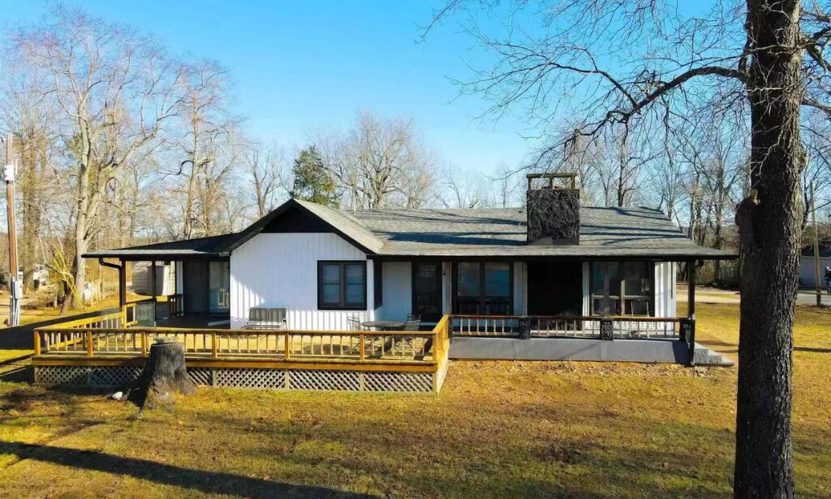 Henderson House | Lake Norfork view & access in a spacious oasis, sleeps 14, near Mountain Home!