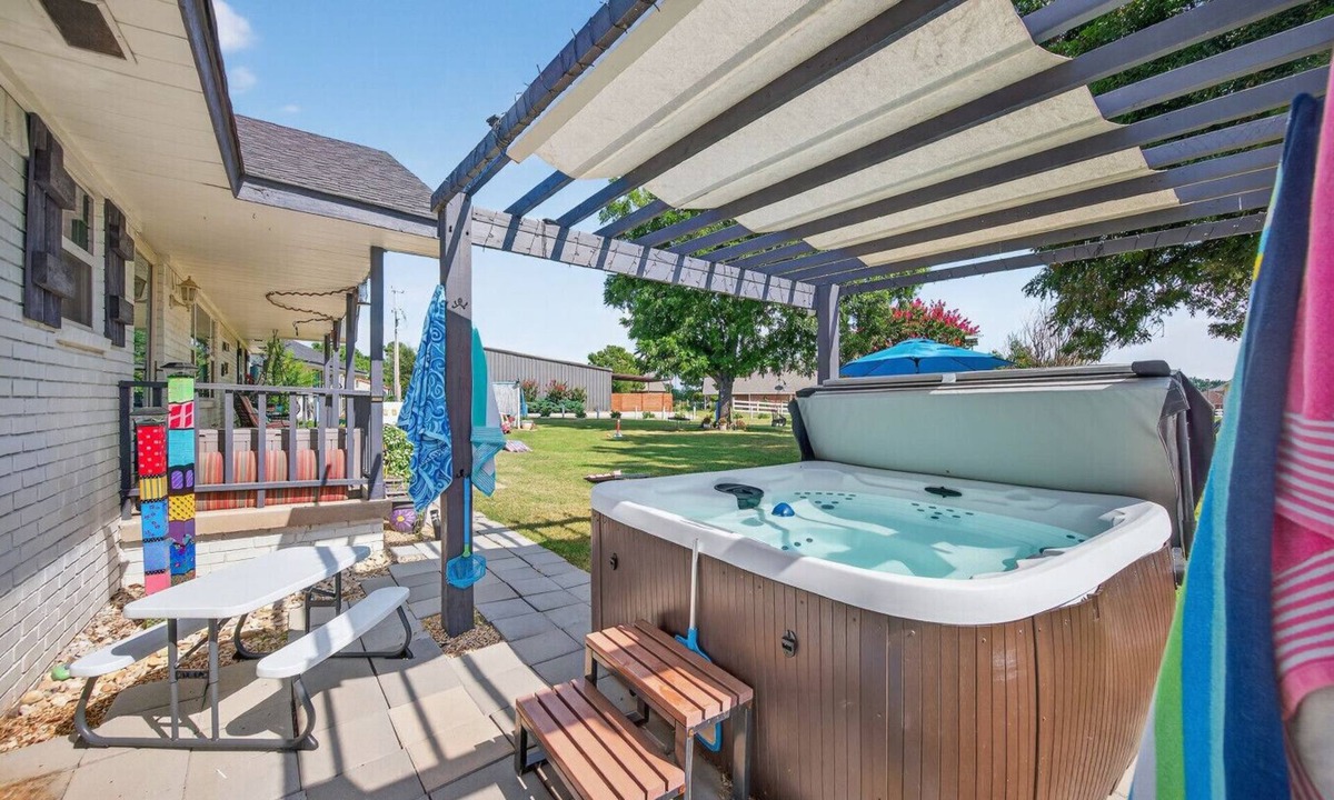 Kingston House | Lake Texoma 4BR Retreat | Hot Tub & Fire Pit