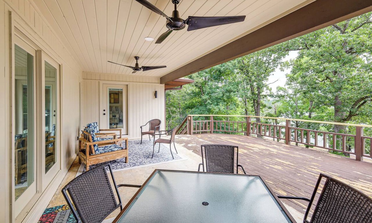 Higden House | Lake-View Deck! Modern Greers Ferry Lake Retreat