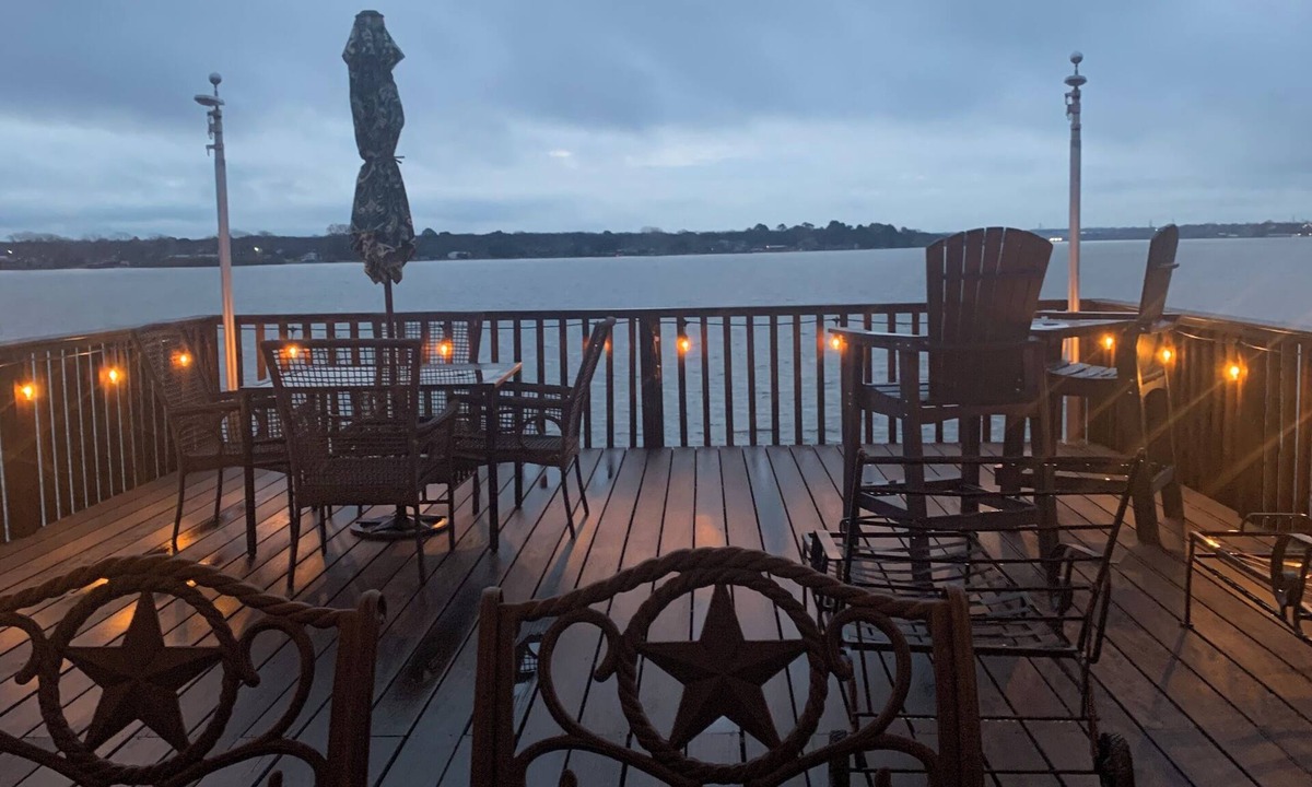 Granbury House | Lakefront Breezy Bungalow Chalet in Granbury