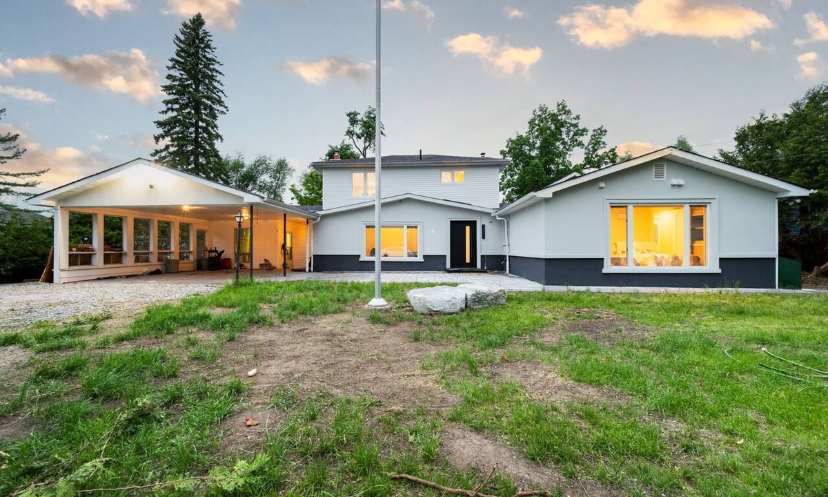 Fenelon Falls Cottage | *Lakefront Cottage with Hot Tub, Private Dock, Firepit & Stunning Views*
