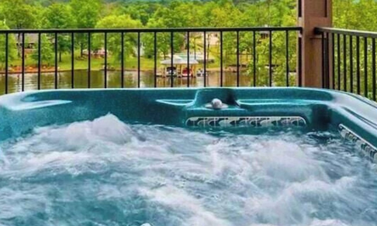Mid America House | Lakefront Elegance | Boat Launch | Hot Tub | Dock