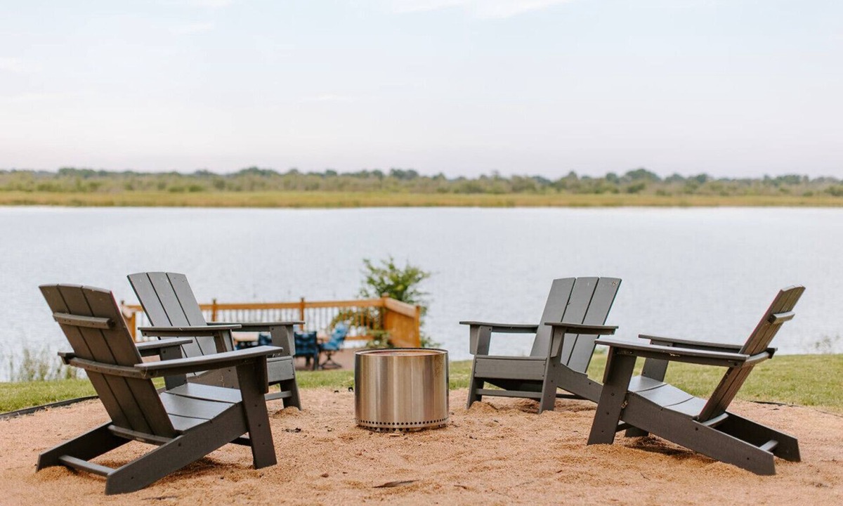 Dennis House | Lakefront, Kayaks, 2.5 acres, March Dates Open