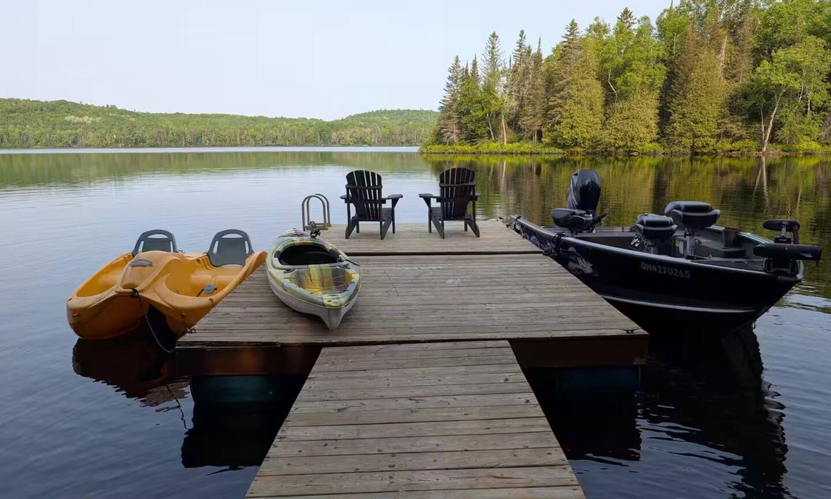 Litchfield Cottage | Lakefront log cabin with private dock