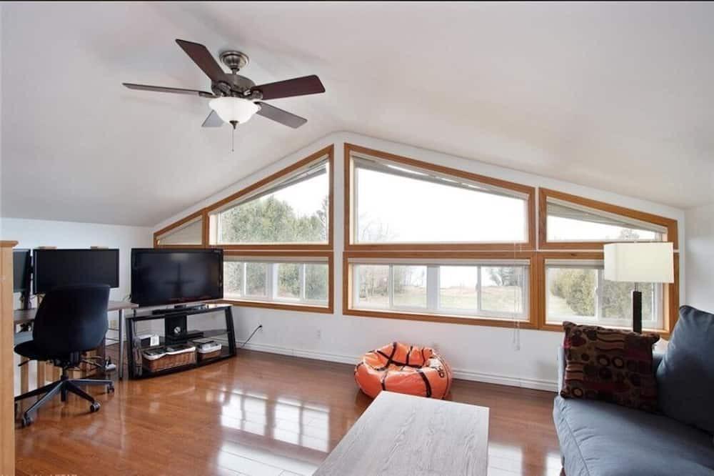 Ashfield-Colborne-Wawanosh Cottage | Lakefront Majestic Getaway with Hot Tub!!
