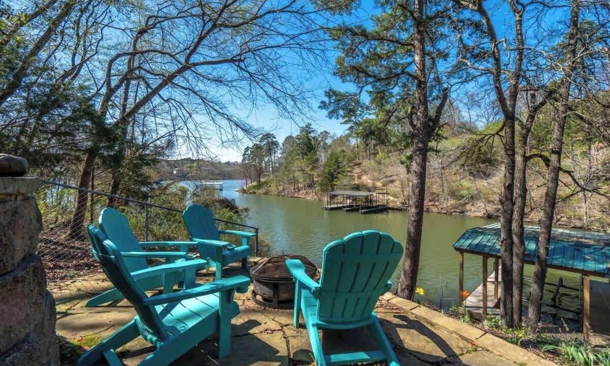 Jones Mills House | Lakefront Oasis Retreat in Malvern