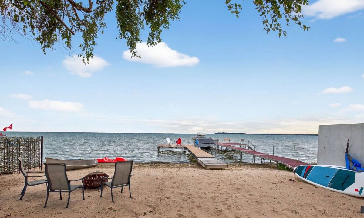 Innisfil House | Lakefront Sandy and Private Beach Paradise, Minutes to Friday Harbour