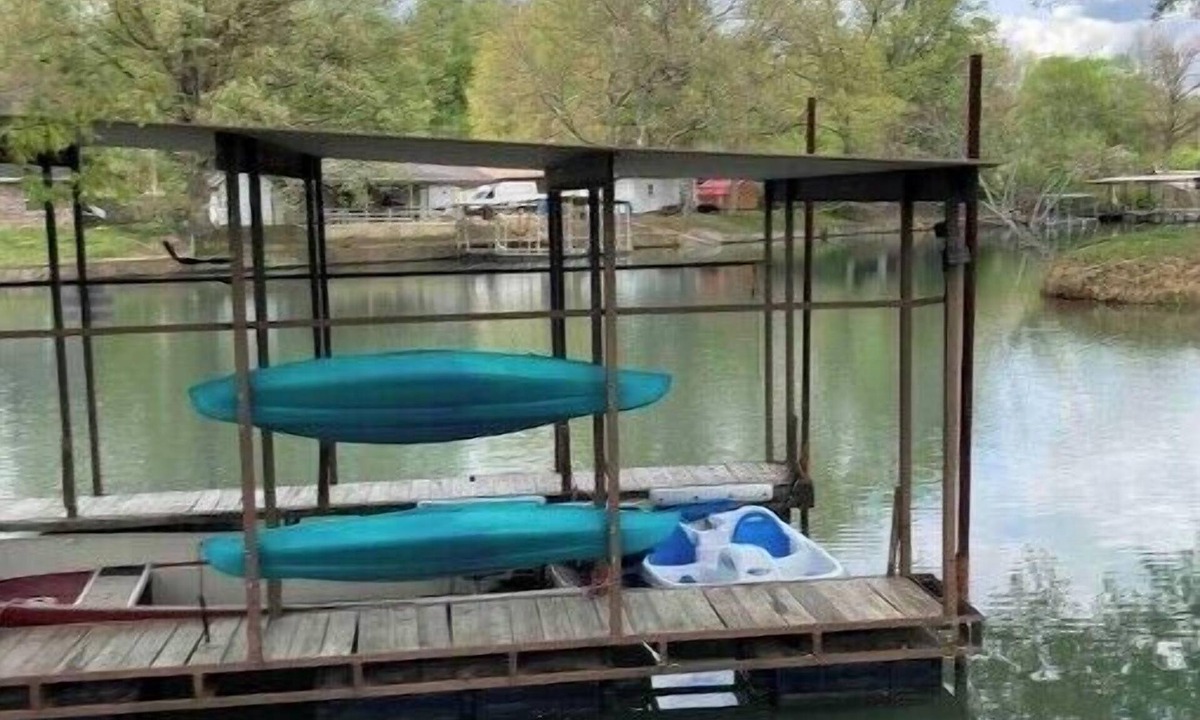 Mid America House | Lakefront W/Sauna, Kayaks, Pedal Boat, King Beds