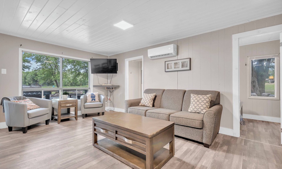Centre Hastings Cottage | Lakeside Bliss - Charming 3BR Cottage on the Water