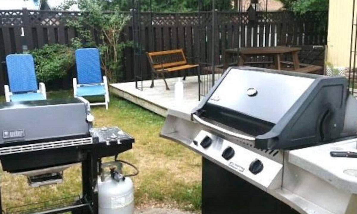 Lambton Shores Apartment | Lakeside Breeze, 7ppl Private Patio, walk to beach