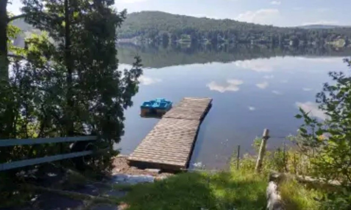 Saint-Hermenegilde Cottage | Lakeside cottage in Eastern Townships