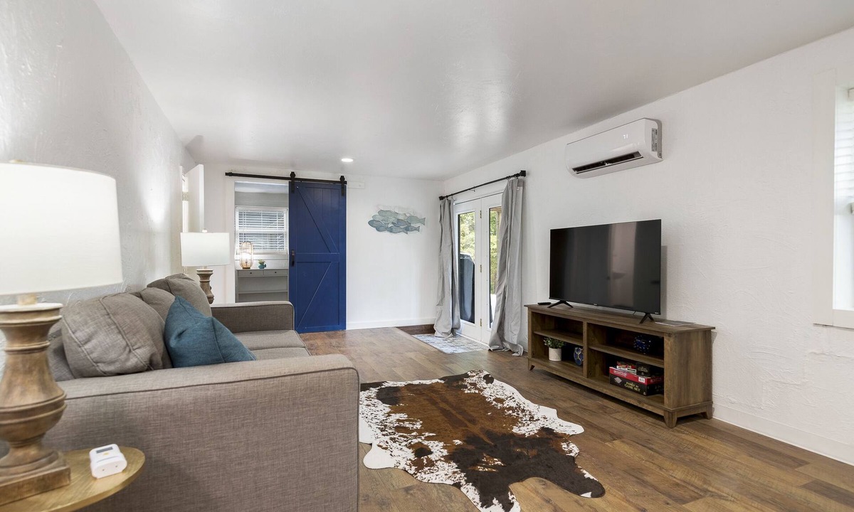 Garfield House | LAKEVIEW- Newly updated, minutes to marina
