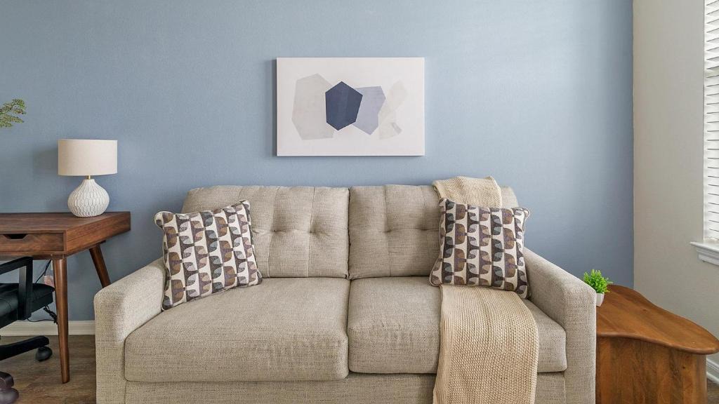 Northeast Houston Apartment | Landing Chic 1BD Game Room Gym