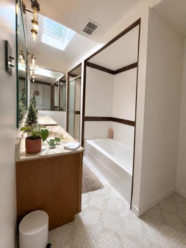 Kilgore House | Large 3BR Home Sleeps 14 Near Everything