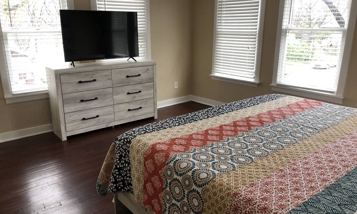 Junius Heights Apartment | Large Apt w Comfortable King Bed, close to Downtown Dallas