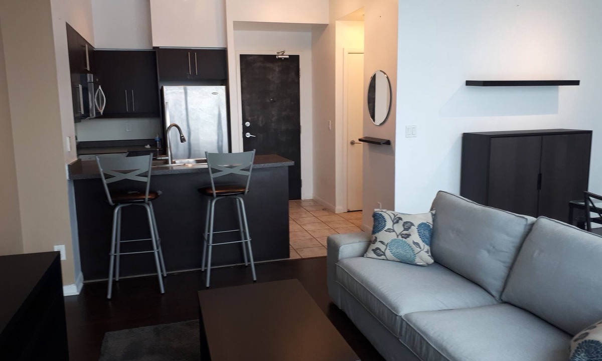 Niagara Condo | Large Downtown 1 Bdrm condo high rise with city and lake view