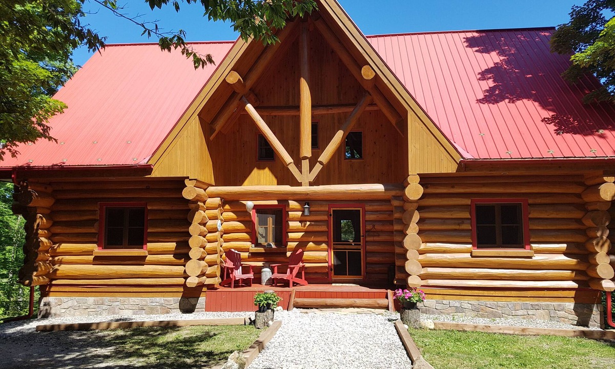 Lyndhurst Cottage | Large log home in private bay on Rideau Lakes near Kingston+1000 Islands