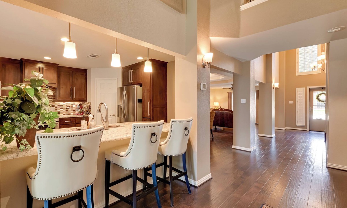 Denton Cottage | Large Luxury Home With Saltwater Pool