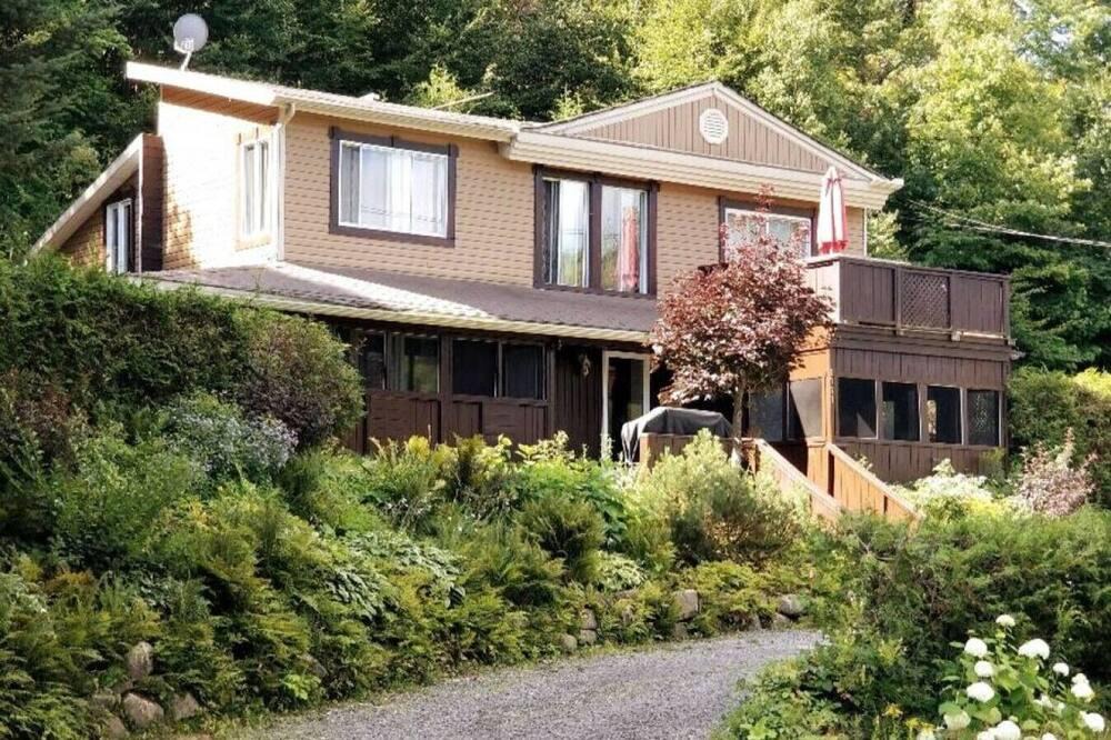 St-Adolphe-d'Howard Cottage | Laurentian's Cott Adventure, 5Br, Lake, JacuZ, BBQ