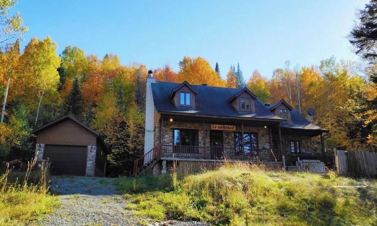 St-Adolphe-d'Howard Ski Chalet | Le Bûcheron · Spa & Lake Access Chalet +EV Charger
