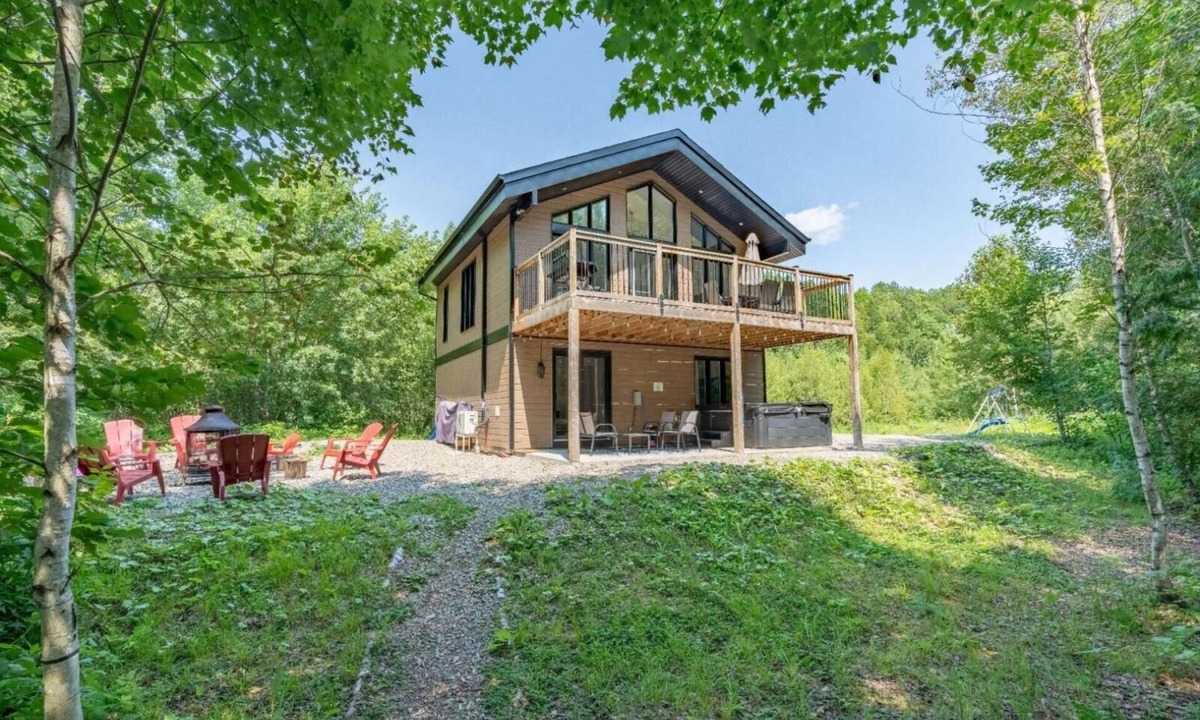 Saint-Alphonse-Rodriguez Ski Chalet | Le Caribou | waterfront | hot tub
