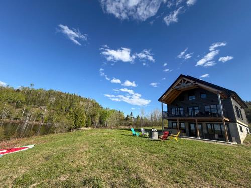 Notre-Dame-de-Pontmain Ski Chalet | Le Cerf, Waterfront, spa, games room, and kayaks
