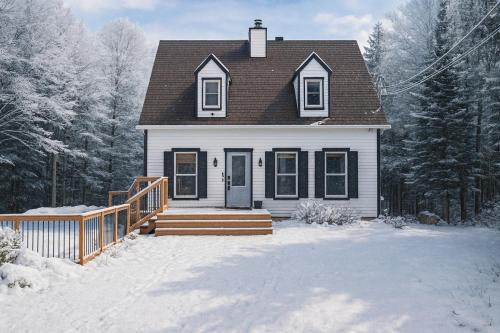 Morin Heights House | Le Chic Montagnard - Chalet with HOT TUB and pool