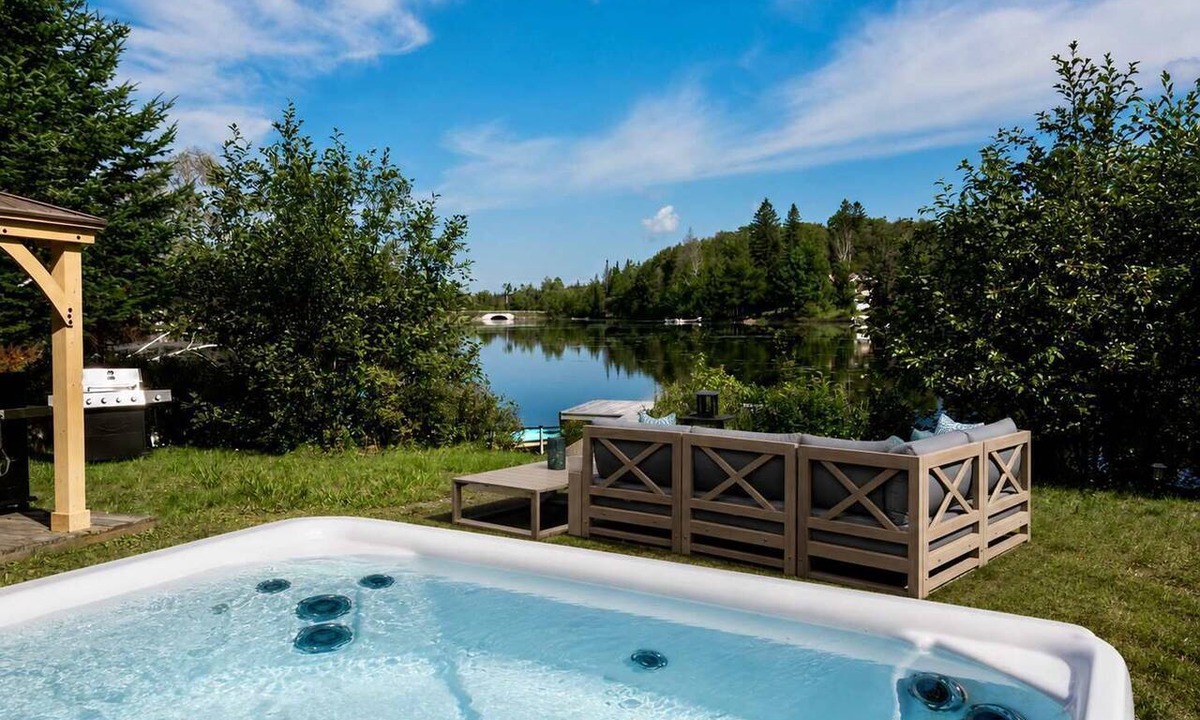 Saint-Calixte Ski Chalet | Le Lac Apaisant: Spa, Kayak & Private Lakeside