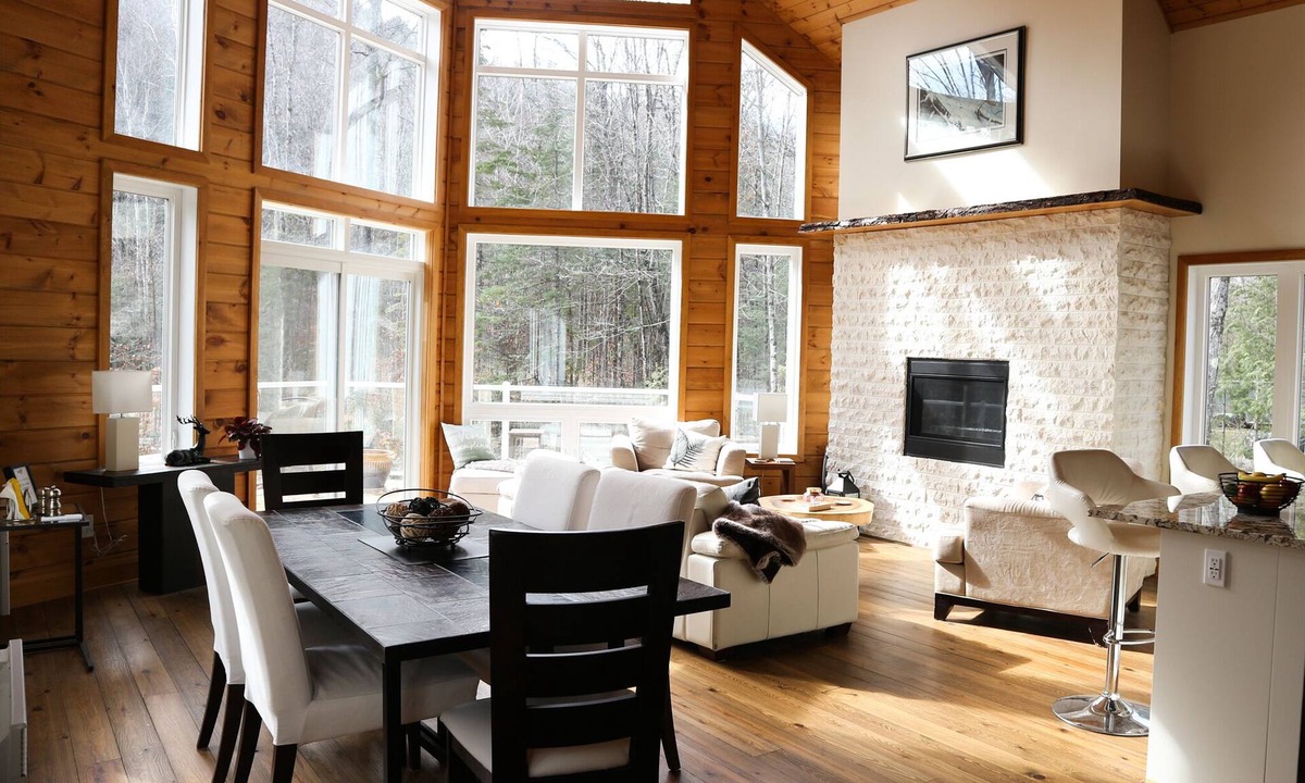 La Peche Ski Chalet | Le Stonybreck: Modern Wakefield/Edelweiss Chalet Getaway