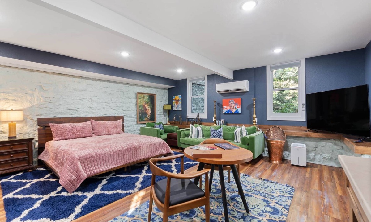 Eureka Springs Historic District Apartment | Leatherwood Loft-Downtown Oasis