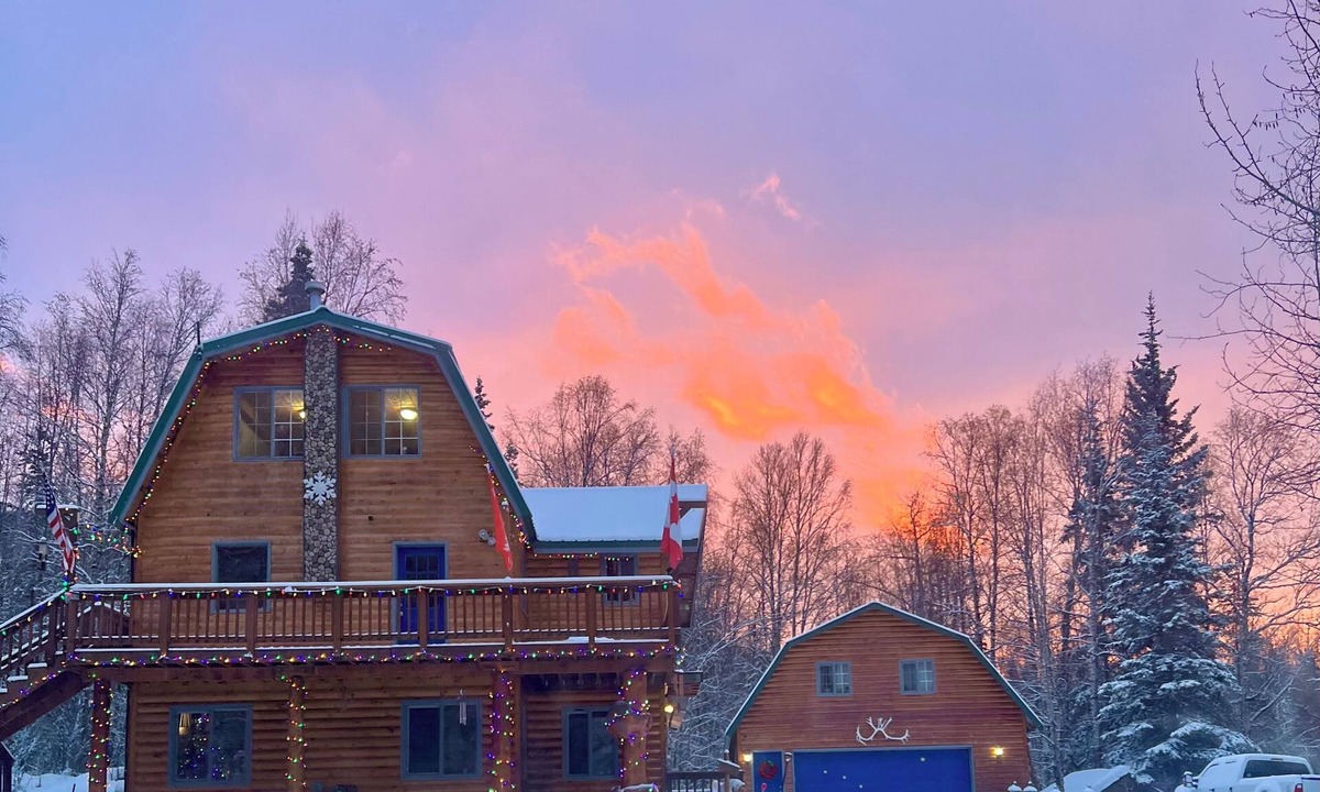 Anchorage Cabin | Little Creek Cabin: Cozy, Adventure-Ready & Dog-Friendly