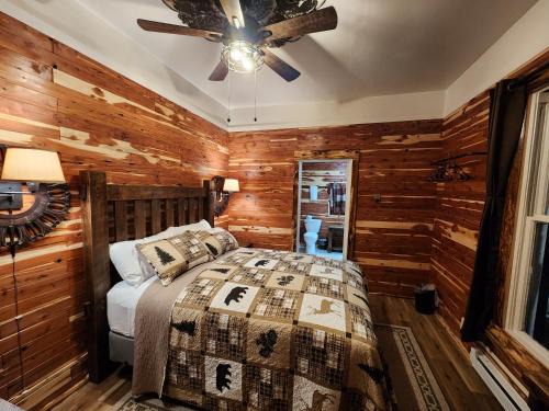 Eureka Springs Historic District Hotel | Log Cabin Inn