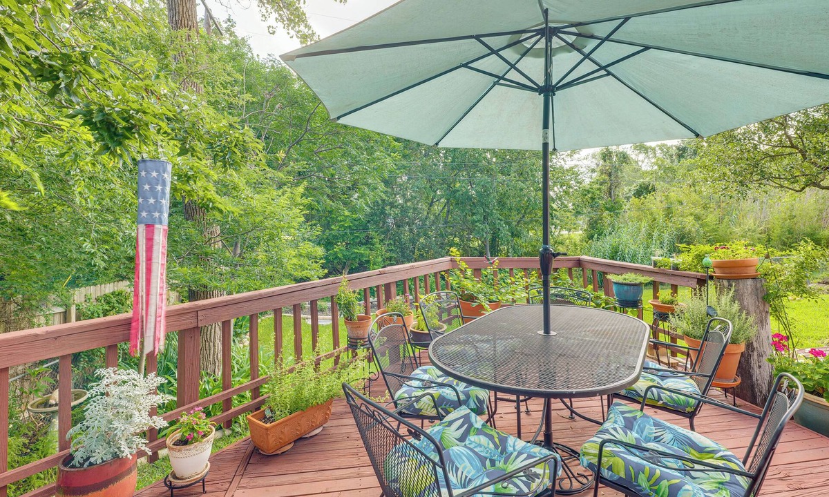 College Station House | Lovely Bryan Home w/Deck - 4 Mi to Kyle Field!