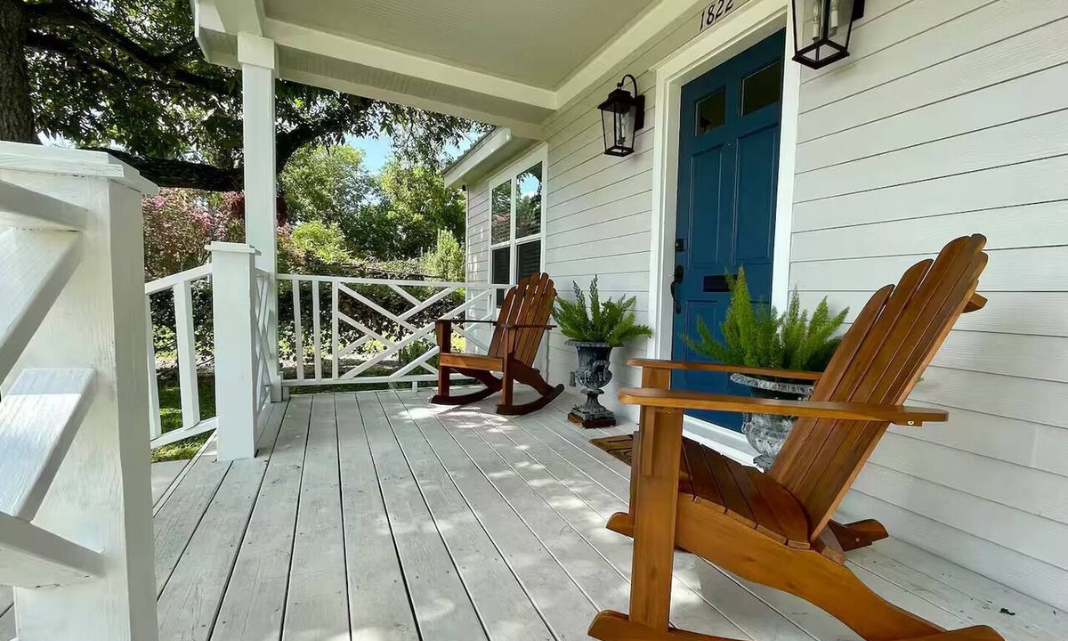 Bastrop House | Lovely cottage, downtown Bastrop Historic District