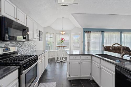 Leander House | Lovely Leander Home in a Quiet Area