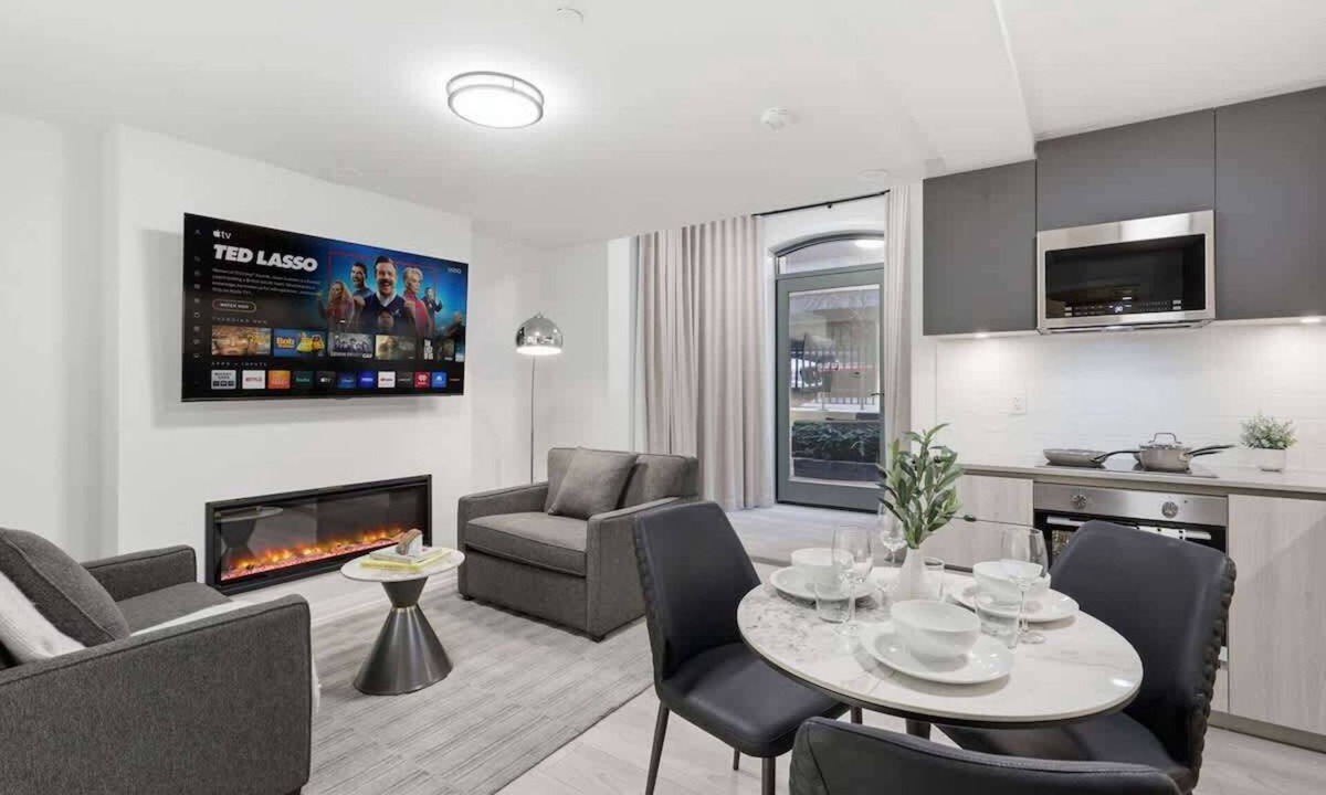 Toronto Entertainment District Apartment | Lower 1BR Boutique Suite Sleeps 3 WiFi+Parking