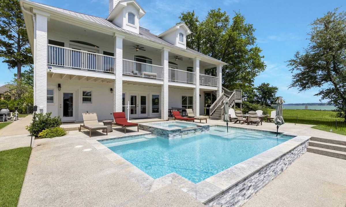 Montgomery House | Lux 5 BR Lakefront | Hot Tub | Firepit | Gameroom | Fireplace | Private Boat Dock