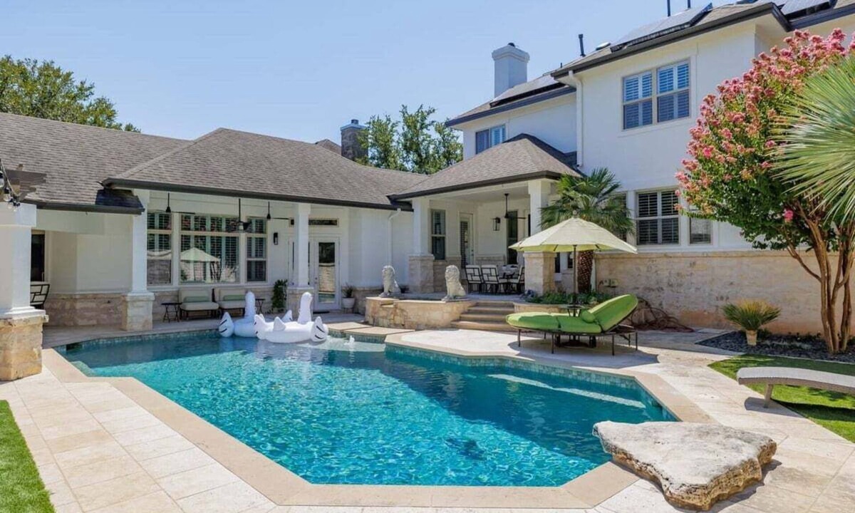 Treemont House | 🌴 Luxe Austin Escape with Pool + Gym | Outdoor Kitchen | Victoria ☀️