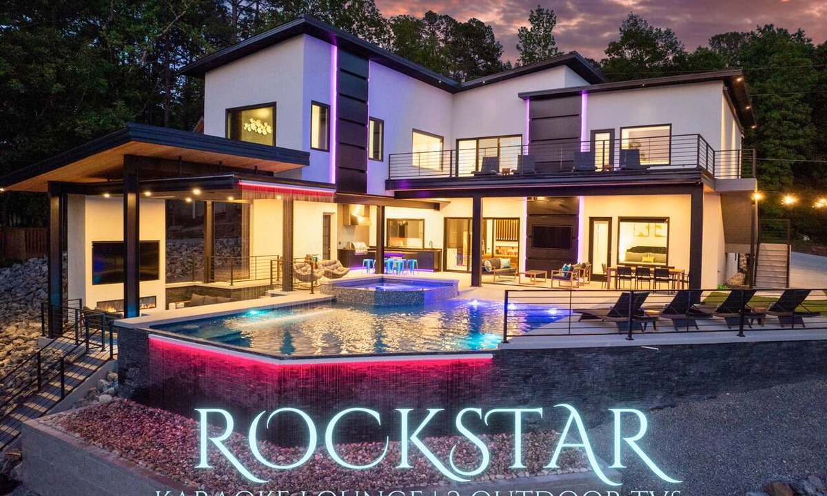 Mid America House | Luxe Escape, Sleeps 24, Heated Pool, Putting Green