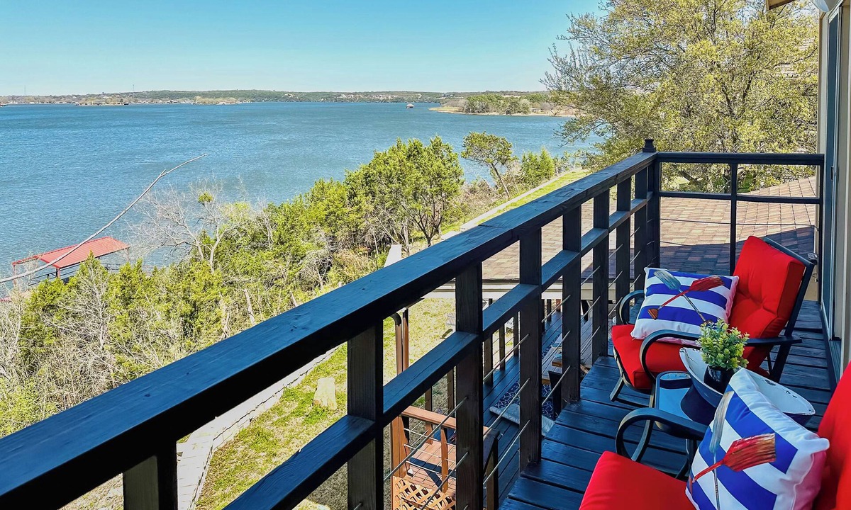 Granbury Cottage | Luxe Lake Granbury Retreat: Dock, Deck & Game Room