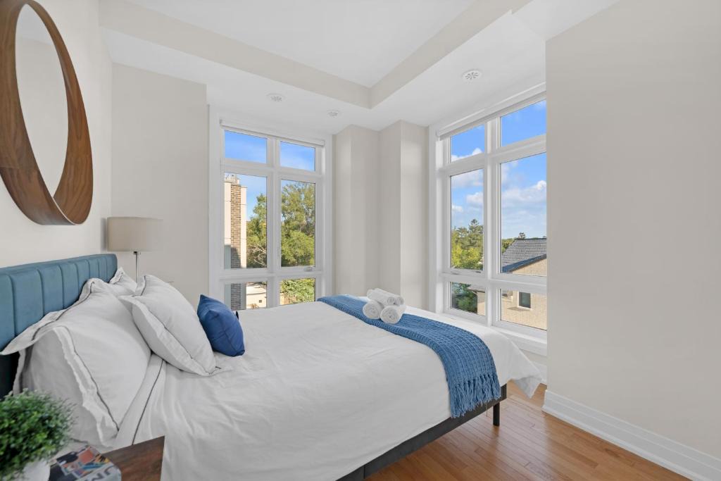 North York Apartment | Luxe Toronto Townhome, Rooftop Terrace, Parking