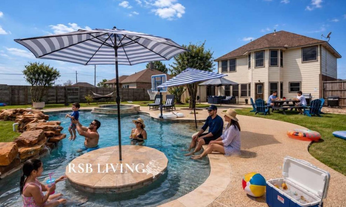 Willis House | Luxurious Home with Great Pool Area