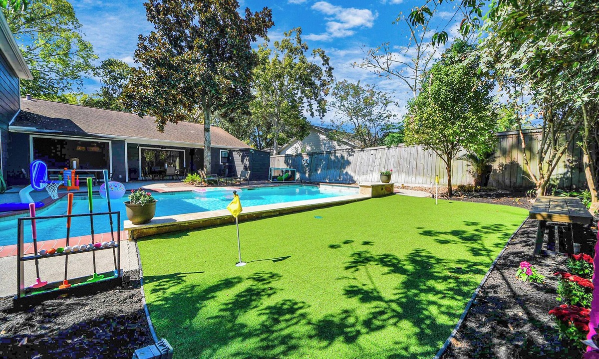 Atascocita House | Luxurious Modern Retreat | 8BR Pool + Arcade