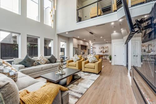 West Dallas House | Luxurious Newly Built 5BR 5BA | Rooftop W/Grill