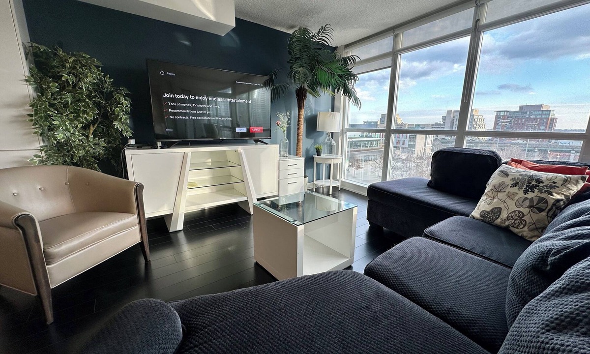 Central Waterfront Apartment | Luxury 2 bedroom with Lake View