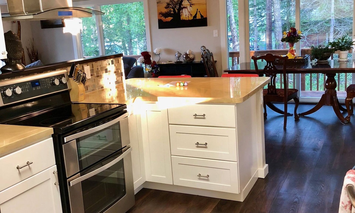Northeast Anchorage House | Luxury Alaska Retreat w/Hot Tub, Rain Shower & Mountain/Ski Views Sleeps 16
