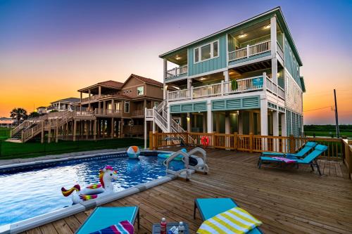 Crystal Beach House | Luxury Beachfront l Sleeps 20, Hot Tub, Pool & Game Room Fun!