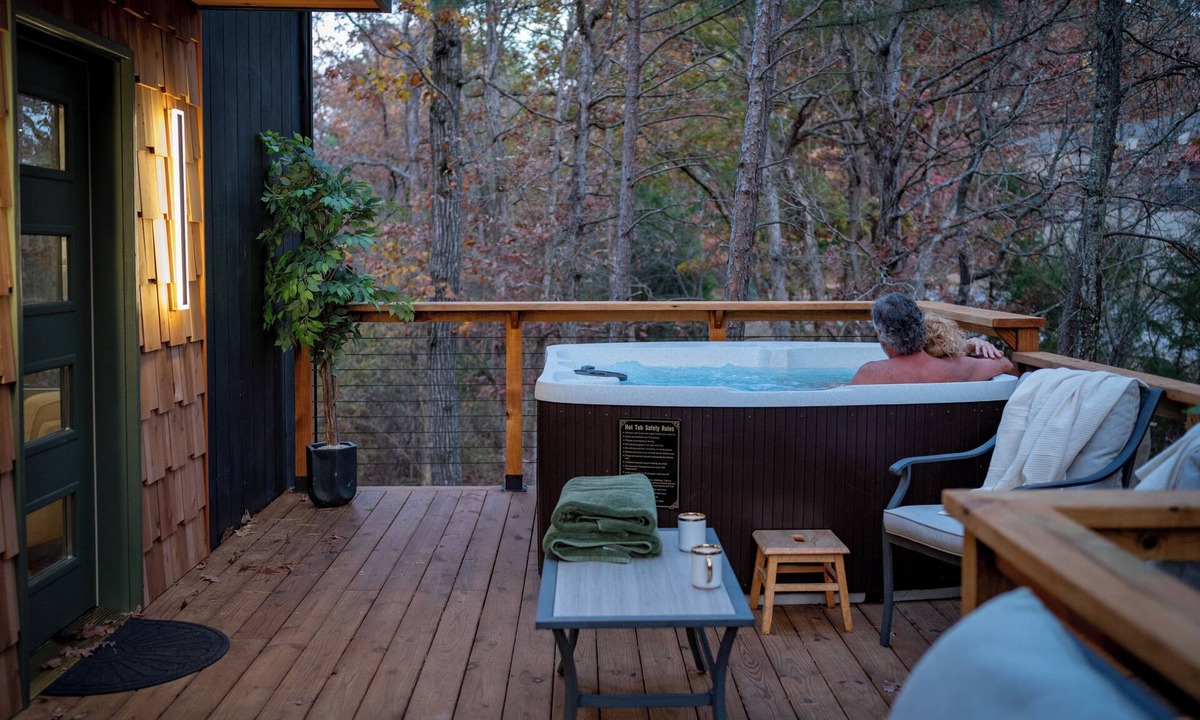 Eureka Springs Cabin | Luxury Forest Cabin w/Hot Tub 5 Min to Downtown