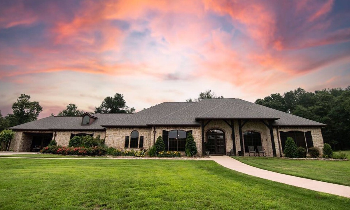Malakoff House | Luxury home on 40 private acres #privatelake #pool