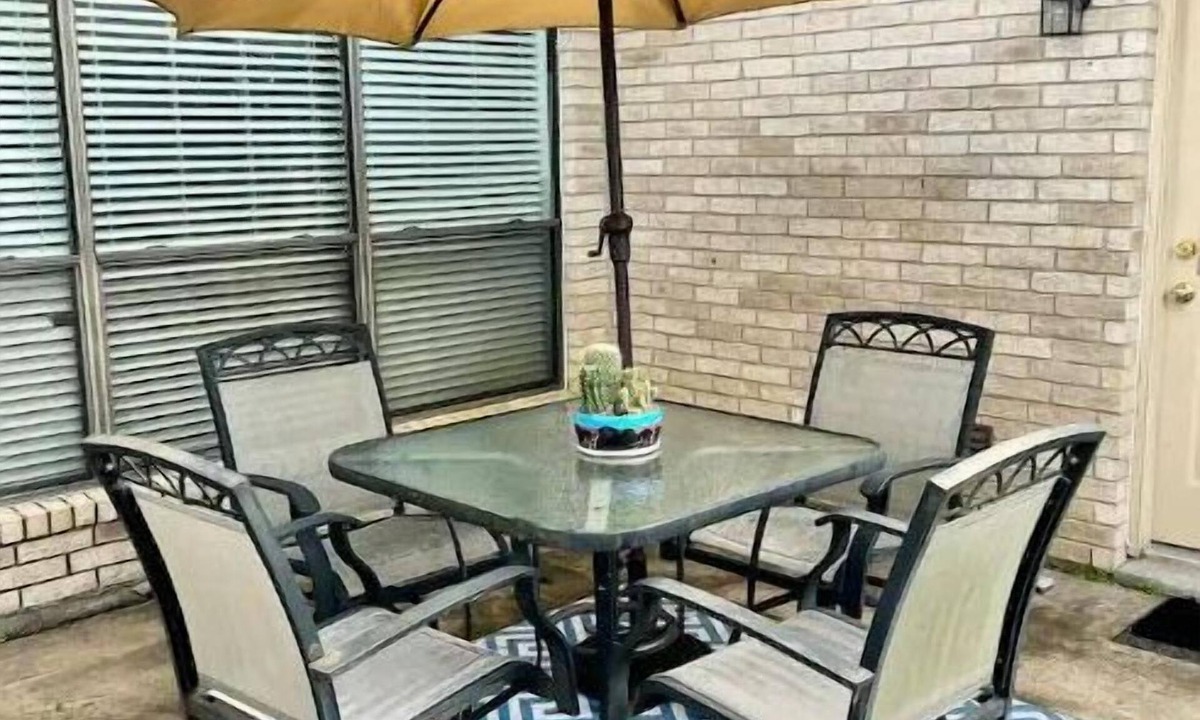 Wortham Park House | Luxury, King Suite & Extras! Gameroom-Office-Gym